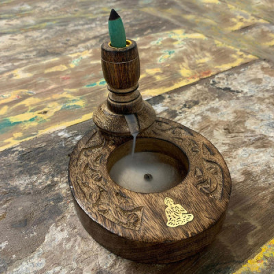 Drewniany kominek backflow - Budda Z Mosiądzu | Sklep Kardamon | Aromaterapia | Relax | Medytacja Drewniany kominek backflow - Budda Z Mosiądzu | Sklep Kardamon | Aromaterapia | Relax | Medytacja